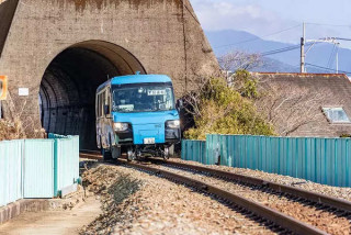 जापानमा सुरु भयो अनौठो बस : रेलको लिकमा पनि चल्ने