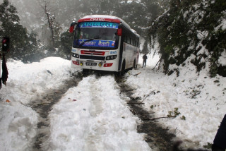 हिमपातले भीमदत्त राजमार्ग अवरुद्ध