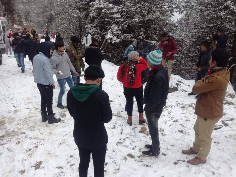 कालिञ्चोकमा हिउँ खेल्नेको भीड