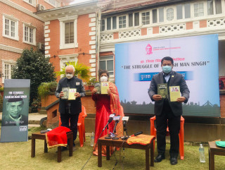 डा सिंहको ‘द स्ट्रगल अफ गणेशमान सिंह’ पुस्तक विमोचन