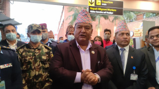 विमानस्थलमा राखिएको श्रम डेस्क हट्यो, श्रमिकले छुट्टै लाइन बस्नु नपर्ने 