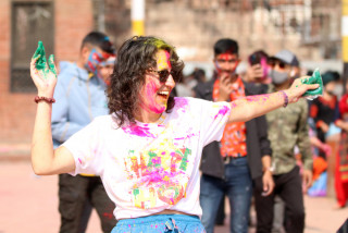 वसन्तपुरमा हाेलीकाे राैनक (फाेटाे फिचर)