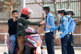 होलीमा ट्राफिक नियम उल्लङ्घन गर्ने ९०६ लाई कारबाही