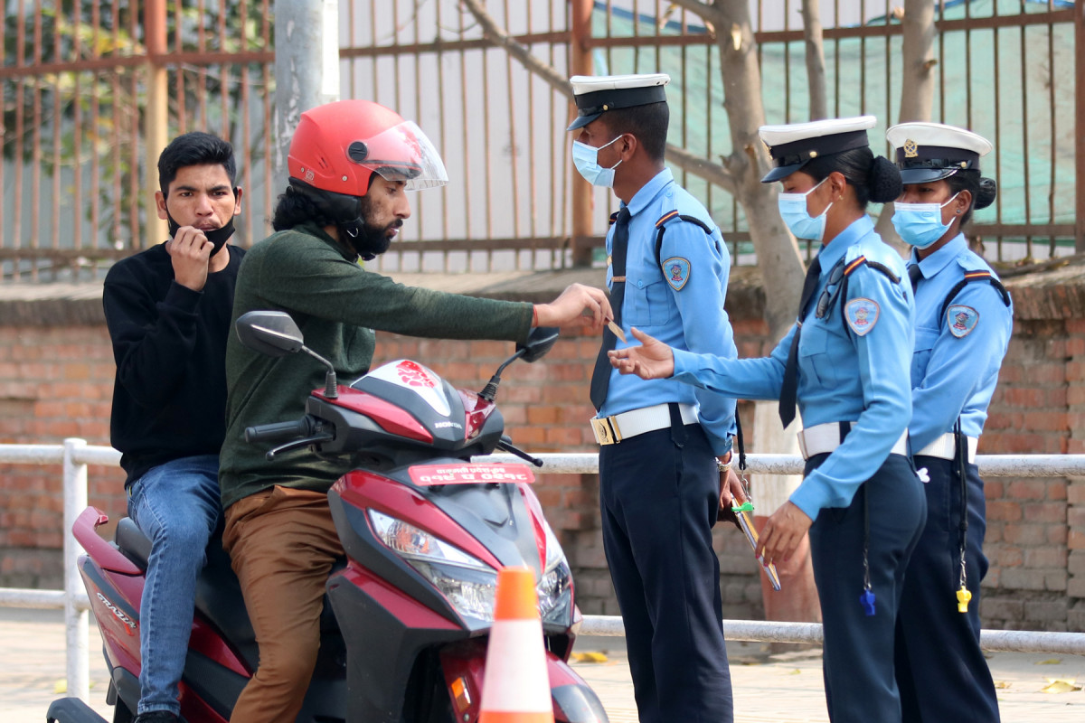 होलीमा ट्राफिक नियम उल्लङ्घन गर्ने ९०६ लाई कारबाही