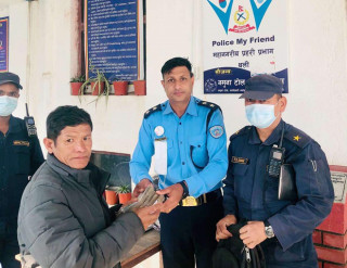 गाडीमा छुटेको तीन लाख ५० हजार सम्बन्धित धनीलाई बुझाइयो