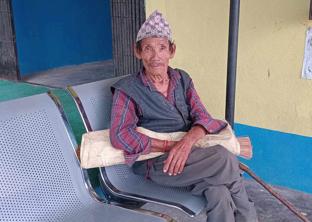 सिन्का बेचेर जीवन निर्वाह गर्दै उनान्असी वर्षीय धनबहादुर