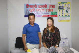 अल्लोको कपडा बुनेरै खर्च धानेका दम्पती