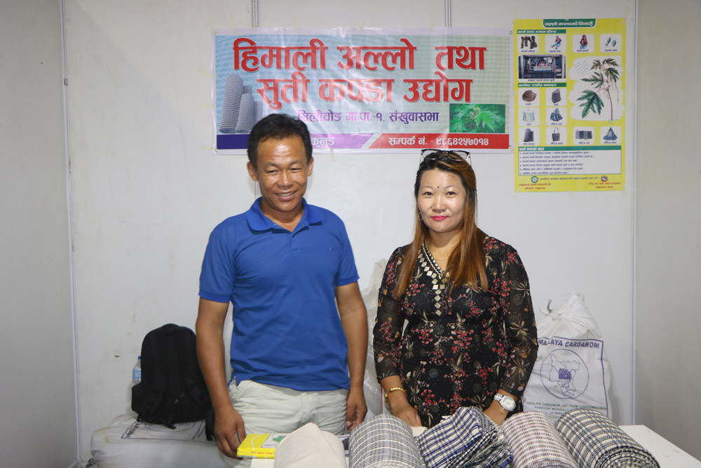 अल्लोको कपडा बुनेरै खर्च धानेका दम्पती