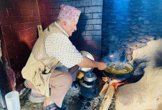 वीस वर्षदेखि राजमार्गमा गाउँले स्वाद पस्किरहेका मनहरि