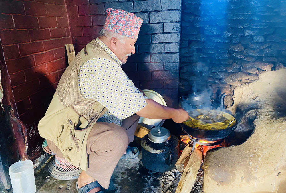 वीस वर्षदेखि राजमार्गमा गाउँले स्वाद पस्किरहेका मनहरि