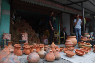 माटोका भाँडा बेचेर मासिक करिव अस्सी हजार आम्दानी