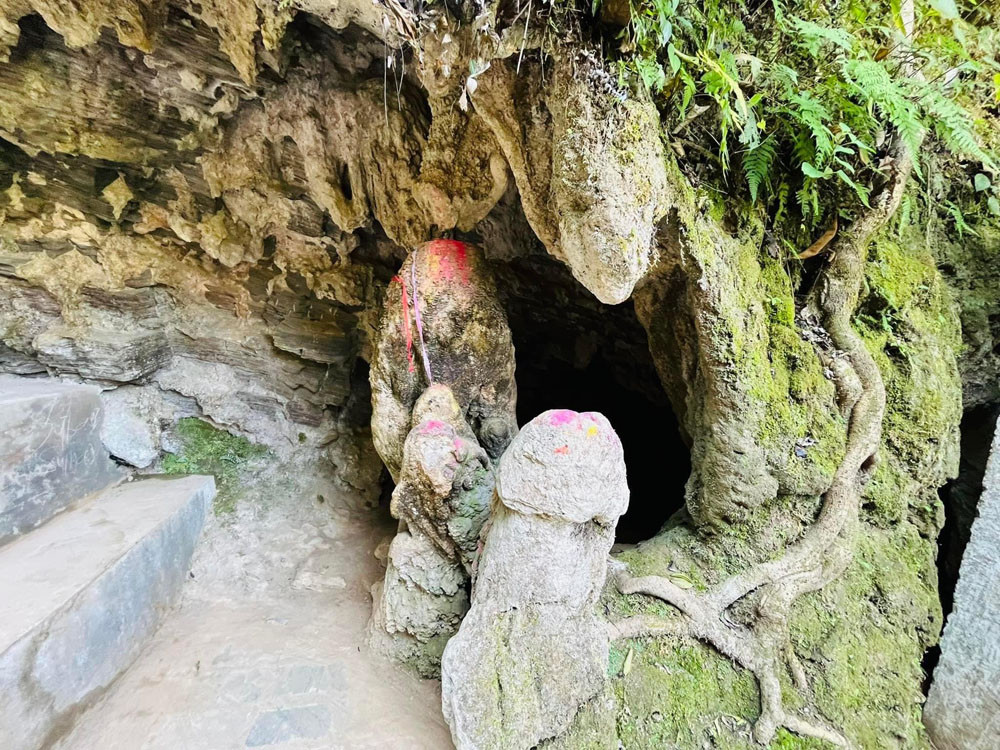 पर्यटकको आकर्षक बन्दै बिचित्र गुफा