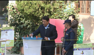 नेपाली कांग्रेसका नेता एवं उपप्रधानमन्त्री सिंहद्वारा मतदान