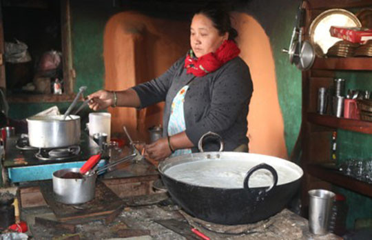 चिया बेचेरै छोराछोरीलाई स्नातकोत्तर पढाइन