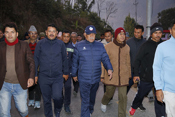 अध्यक्ष दाहाल - मर्निङवाकमा