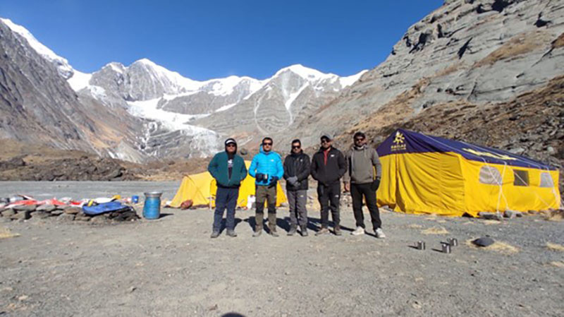 पर्यटकका रोजाइमा नारच्याङमा रहेको अन्नपूर्ण आधार शिविर