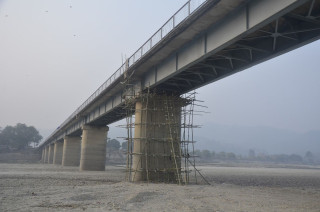पुलको बिम चर्किएपछि मर्मत थालियो