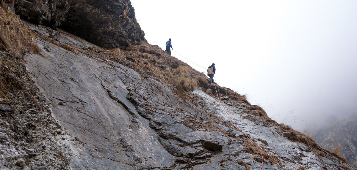 डोरीमा झुण्डिएर यात्रा