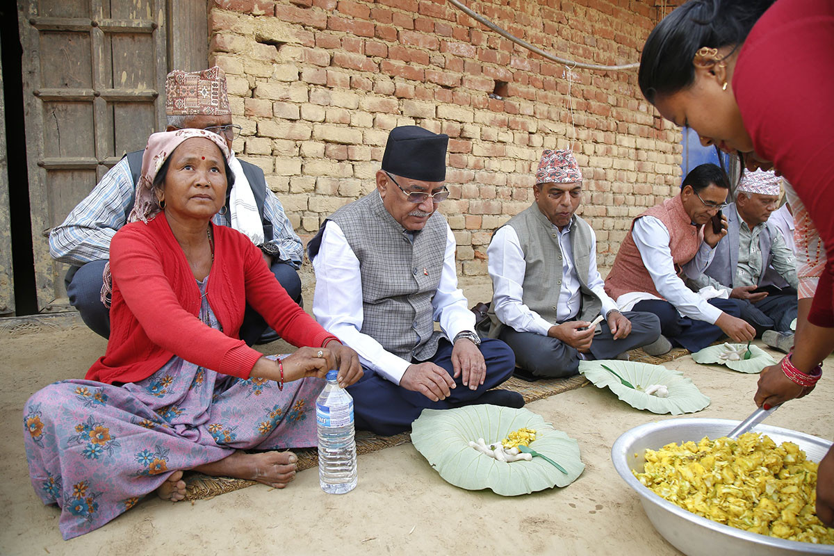 नेकपा(माओवादी केन्द्र)का अध्यक्ष प्रचण्ड थारूहरूको परिकार ढिग्री खाँदै