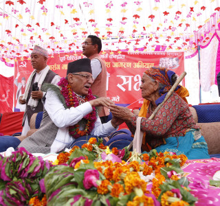 नेकपा(माओवादी केन्द्र)का अध्यक्ष प्रचण्ड - बेपत्ता बस्नेतकि आमासँग
