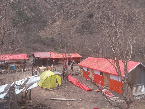 बन्दोबस्तीका सामान बोकेर पदयात्रा