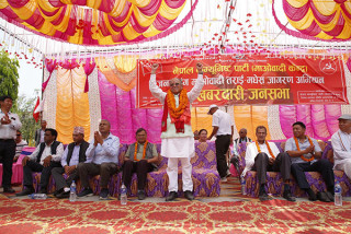 नेकपा (माओवादी केन्द्र)का अध्यक्ष 'प्रचण्ड'- सहिद परिवारलाई सम्मान 