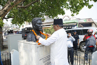 अध्यक्ष दाहालद्वारा भीमदत्त पन्तको सालिकमा माल्यार्पण