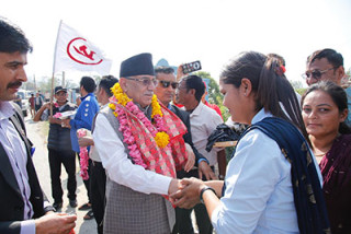 अध्यक्ष दाहालसहितका मध्यपहाडी लोकमार्ग अभियान टोली कैलालीमा स्वागत