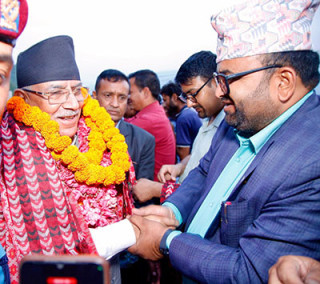 अध्यक्ष 'प्रचण्ड'सहितका मध्यपहाडी लोकमार्ग अभियान टोलीलाई ज्ञापनपत्र