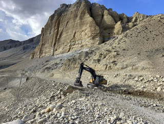 चराङ—छोसेर सडक धमाधम स्तरोन्नती