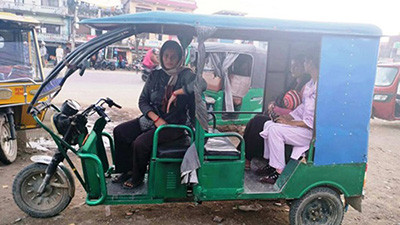 ई–रिक्सा चलाएर आत्मनिर्भर