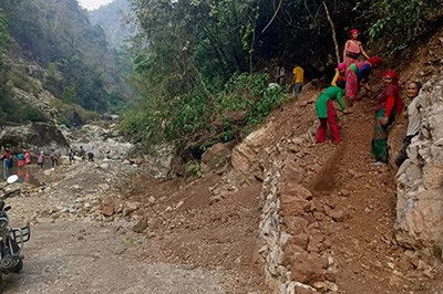 स्थानीय आफैँले बनाउन थाले खोलामा पुल