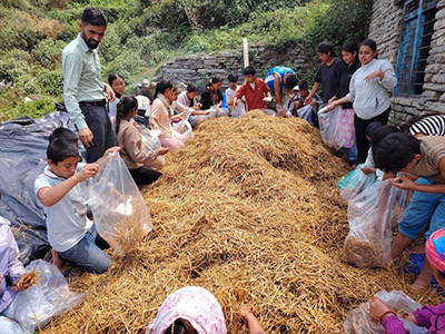 विद्यार्थीलाई पढाइसँगै सिप सिकाउँदै