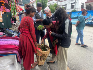 निगुरो बेचेर घरखर्चको जोहो गर्दै कुमाल