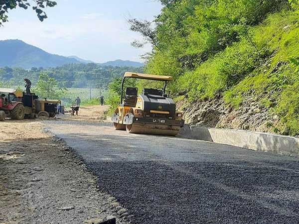 स्थानीय तहद्वारा १५ किलोमिटर सडक कालोपत्र