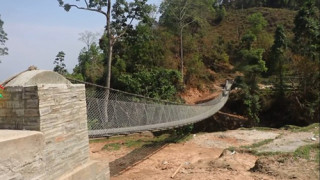 ‘खकुवाखोलामा झोलुङ्गे पुल बनेपछि पुस्तौँदेखिको समस्या अन्त्य भएको छ’