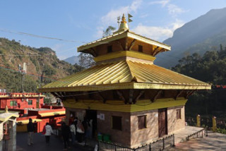 गलेश्वर मन्दिरको गजूरमा सुनको जलप