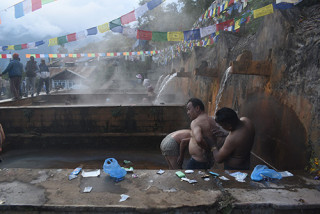 आमाछोदिङस्थित चिलिमे तातोपानीमा पुनःस्नान गर्नेको घुइँचो