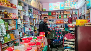 विदेशबाट फर्केर गाउँमै ‘सस्तोबजार’