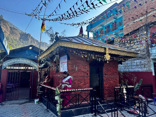 एक सय वर्ष पुरानो बेनीको गणेश मन्दिरमा पित्तलको छानो