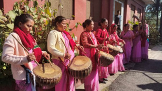 महिला समूहलाई नौमती बाजा बजाउन भ्याइनभ्याइ