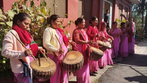 महिला समूहलाई नौमती बाजा बजाउन भ्याइनभ्याइ
