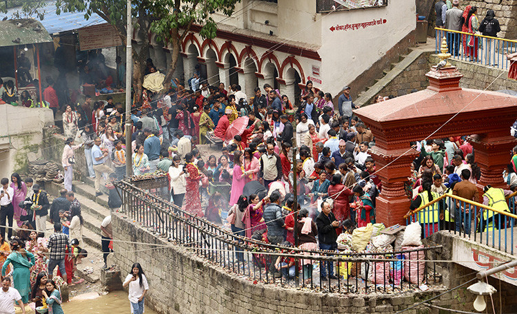 दक्षिणकाली मन्दिरमा दर्शनार्थीको भिड