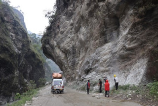 बिस्फोटक पदार्थको प्रयोग गरी सडक विस्तार सुरु
