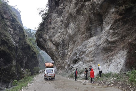 बिस्फोटक पदार्थको प्रयोग गरी सडक विस्तार सुरु