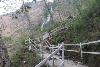 नारच्याङ झरना जोड्ने ‘रेलिङ’सहितको पदमार्ग