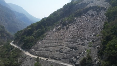 सिरुवारीमा ‘बेञ्चिङ’ विधिबाट पहिरो रोकथाम