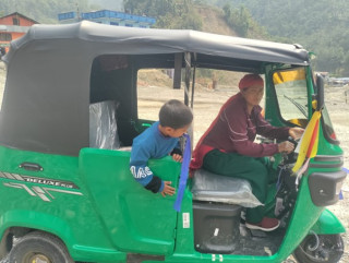अटो चलाएर आत्मनिर्भर बन्दै महिला
