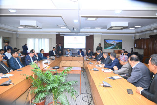 अर्थमन्त्री र राष्ट्र बैंकका कार्यकारी निर्देशकबीच छलफल