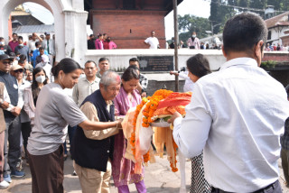 कुशको शव बनाएर पत्रकार थामीको अन्त्येष्टि